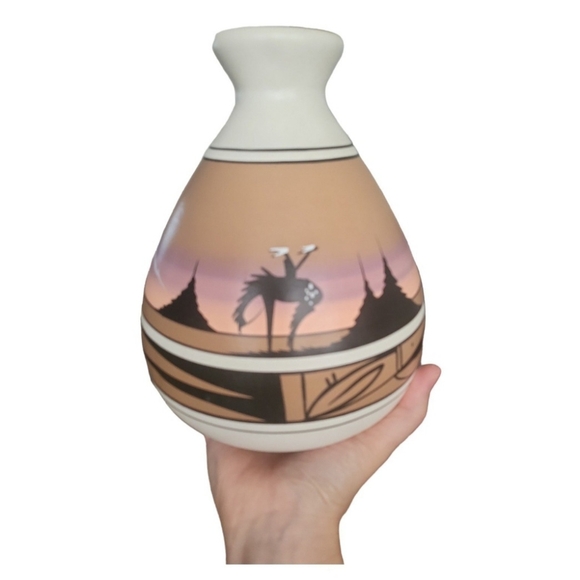 Vintage Navajo Mesa Desert Pottery Vase - Picture 2 of 9